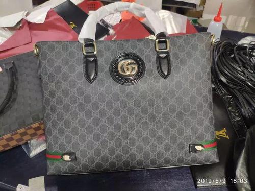 执法人员在一制假工厂内查获的高仿GUCCI包。广州白云区委宣传部供图