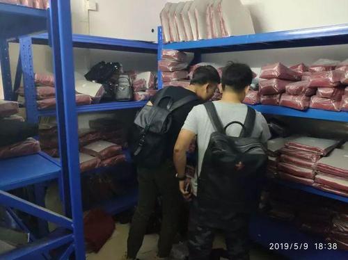执法人员查获一制假工厂 图片来源：广州白云发布微信公众号