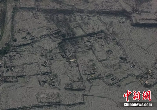 2008年5月19日，汶川大地震造成的泥石流掩埋了一个村庄。中新社记者 贾国荣 摄