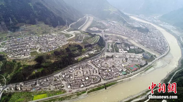 2018年4月，航拍震后重建的映秀镇。中新社记者 刘忠俊 摄