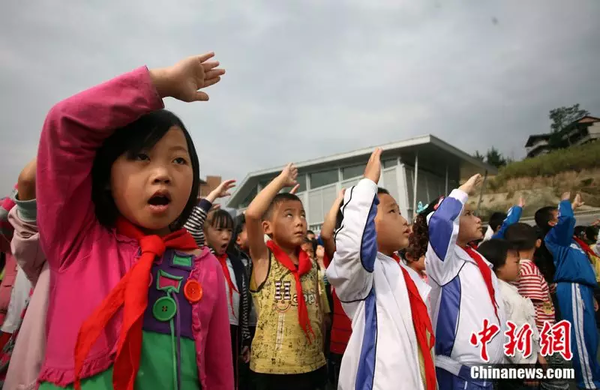 2009年9月2日，汶川映秀小学100多名学生借?？?。中新社记者 刘忠俊摄