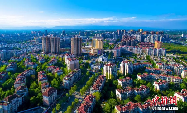2018年5月，空中俯瞰成都彭州城区。 赵华敏 摄