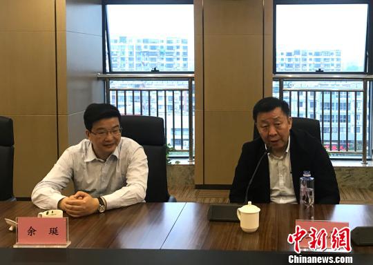图为中华文化促进会主席王石(右)和扬州市副市长余珽(左)出席媒体见面会。　崔佳明 摄