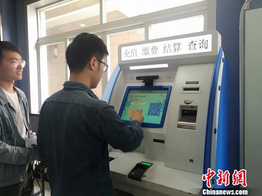 市民现场操作“刷脸办事”?！≌澎匣?摄