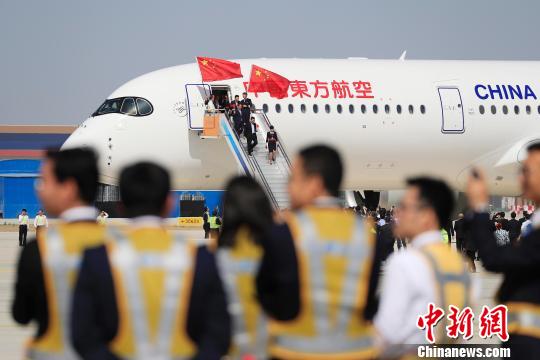 东航A350-900客机于5月13日上午9时35分，平稳降落在北京大兴国际机场的跑道上。　殷立勤 摄