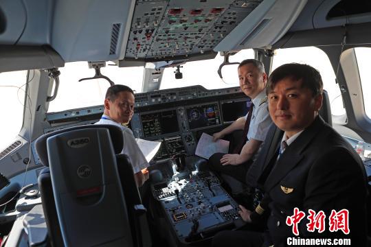 执行试飞机组合影?！∫罅⑶?摄