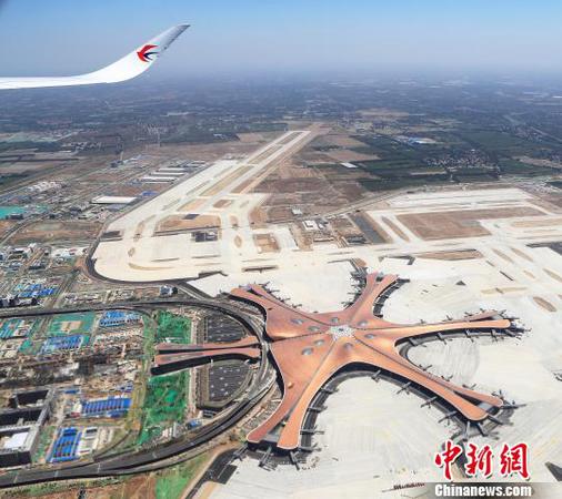 东航A350-900客机飞过北京大兴国际机场。　殷立勤 摄