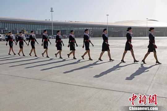 东航地服人员正在大兴机场进行准备工作?！∫罅⑶?摄