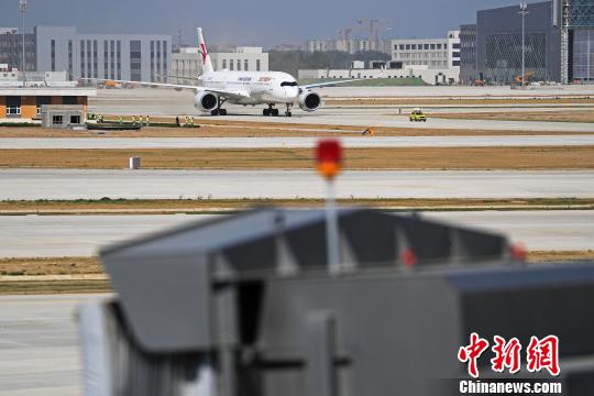 东航A350-900客机于5月13日上午9时35分，平稳降落在北京大兴国际机场的跑道上?！∫罅⑶?摄