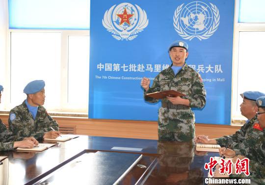 卞龙向战友们讲解出国后注意事项?！⊙钤傩?摄