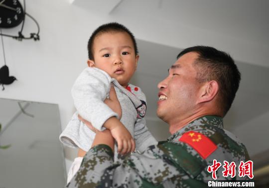 卞龙抱起儿子?！⊙钤傩?摄