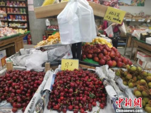 图为超市里的荔枝。 谢艺观 摄