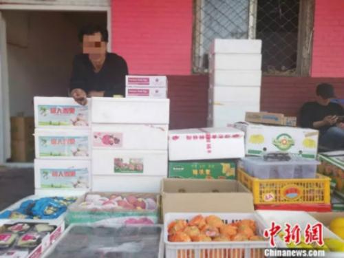 图为老郑的水果摊。 谢艺观 摄