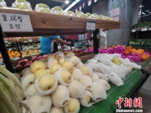 图为超市里的皇冠梨。 谢艺观 摄