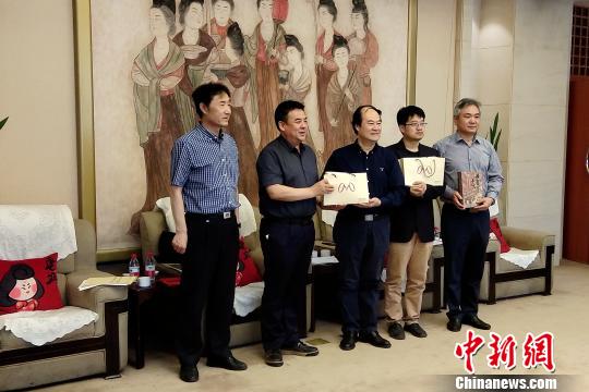 赠书仪式?！√锝?摄