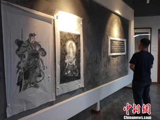 博物馆丰富的摩崖石刻拓片吸引人驻足欣赏?！√菩∏?摄