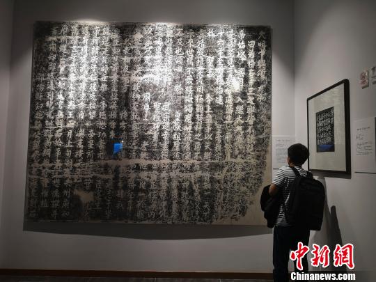 博物馆丰富的摩崖石刻拓片吸引人驻足欣赏?！√菩∏?摄