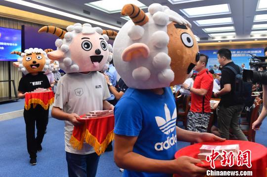 举报有功民众头戴喜羊羊头饰领奖?！〕骆鲿F 摄