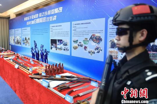 警方展示涉黑恶组织作案工具。　陈骥旻 摄