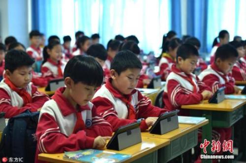 资料图：小学生正在用移动设备上课。图片来源：东方IC 版权作品 请勿转载