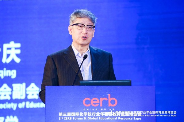 中国教育学会副会长、国家督学尹后庆作主旨发言