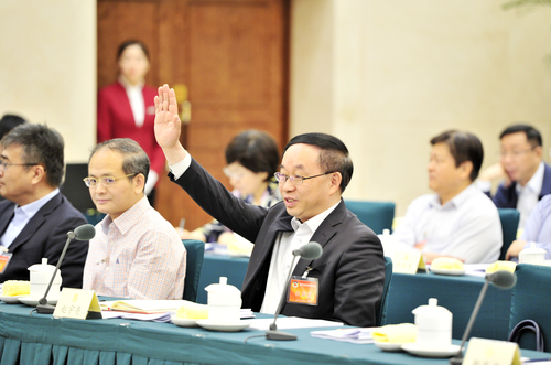 5月14日，全国政协在京召开“创新驱动发展”专题协商会。图为专题协商会分组讨论会上全国政协委员、中国科学院院士赵宇亮举手抢先发言。本报记者姜贵东摄