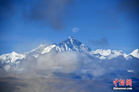 资料图:珠峰被皑皑白雪覆盖。张浪 摄 点击进入下一页
