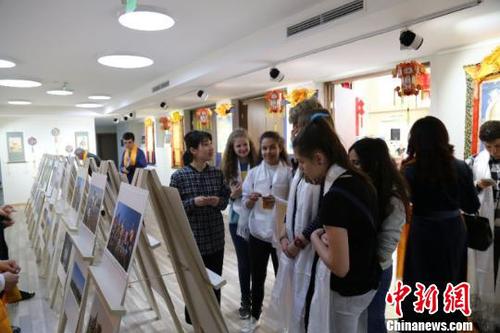 图为现场观众驻足观看?！√锎涸?摄