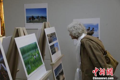 图为现场观众驻足观看?！√锎涸?摄