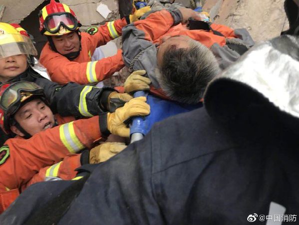 上海建筑倒塌事故：救出11人 救援还在紧张进行中