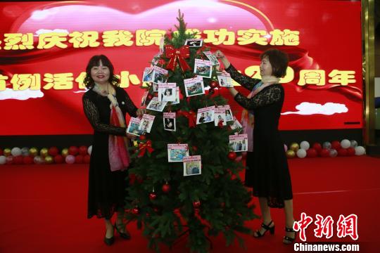 亚洲首例同卵双生活体小肠移植双胞胎姐妹共同悬挂“肠”安树?！≌跑查?摄