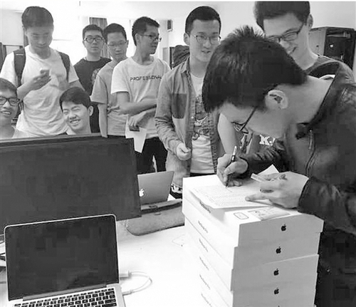 某一次发放Mac笔记本电脑现场