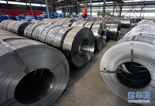 5月5日，工人在河北省唐山市丰润区新军屯镇一家特种带钢生产企业的车间工作。新华社记者 杨世尧 摄