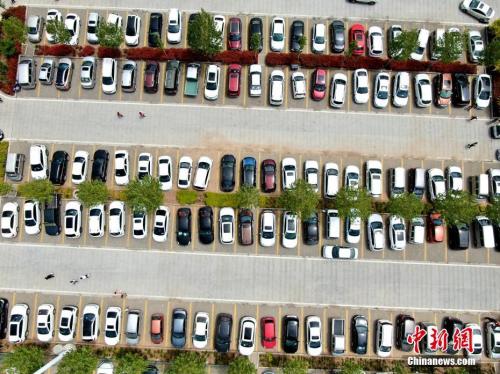 停车场内密密麻麻。 王中举 摄