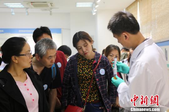 市民走进北京市药品检验所、北京市医疗器械检验所、北京市药品包装材料检验所等检验机构参与公众开放日活动?！≈靼旆焦┩?摄