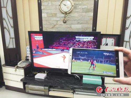 　　谭先生家，电视机与手机里的CCTV5频道播放的内容不一样?！　　〕ど惩肀ㄈ教寮钦?谢春年 摄 