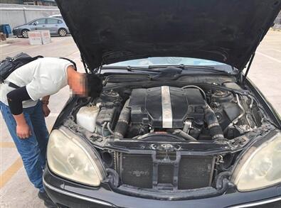 5月8日，人人车的线下评估师在对车辆进行检测。新京报记者 刘经宇 摄