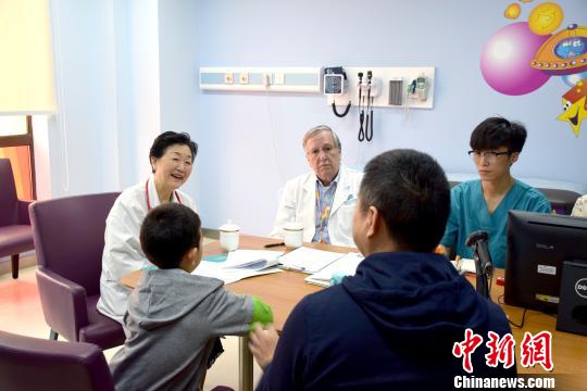 金星明说，当发现孩子不爱说话，不与人交流，不要匆忙往‘自闭症’方面下结论，而是应该干预治疗为先。　芊烨 摄