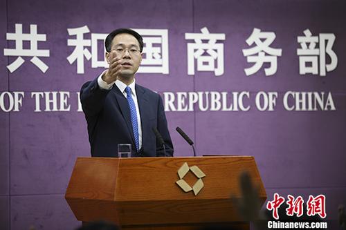 5月16日，中国商务部在北京举行例行新闻发布会。针对美国将华为列入出口管制“实体名单”一事，商务部新闻发言人高峰在发布会上称，将采取一切必要措施坚决维护企业合法权利。<a target='_blank' href='http://www.chinanews.com/'>中新社</a>记者 赵隽 摄