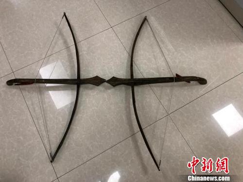 图为海关查获的管制器具手弩。海关供图