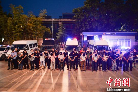 图为警方抓获犯罪嫌疑人。警方供图