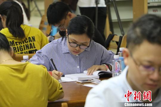 参赛选手沉浸在比赛中。　赵强 摄