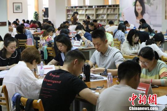 比赛现场?！≌郧?摄