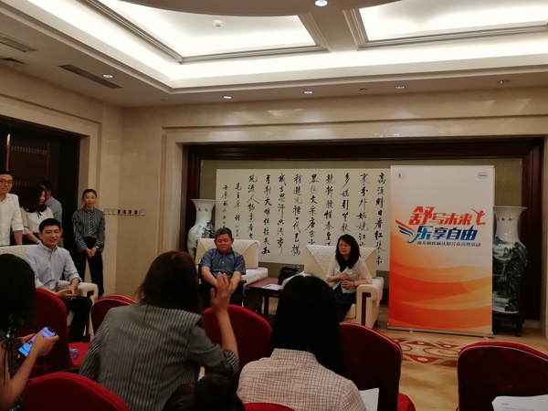 吴润晖教授和关涛先生接受记者采访