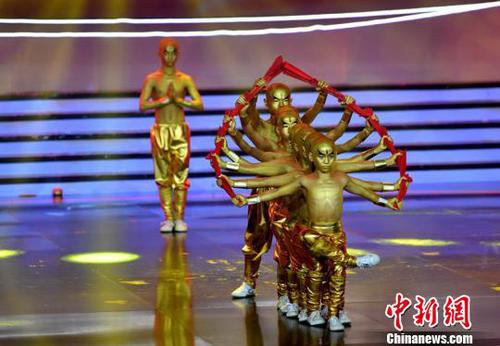 少林十八小铜人演绎出精彩的少林功夫。　吕明 摄