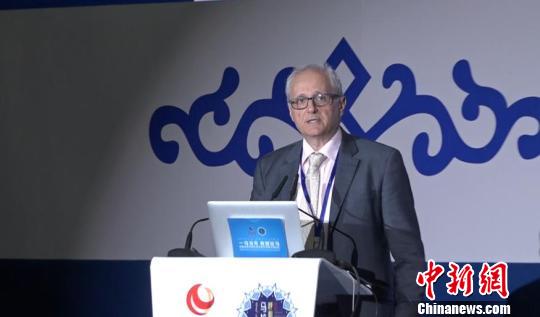 图为世界卫生组织驻华代表高力正在进行演讲?！÷碇?摄