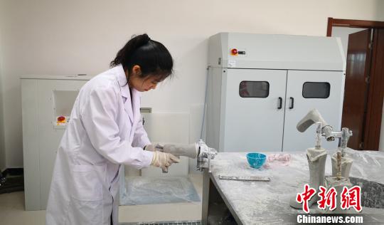 图为陈晓娟正在制作踝足矫形器?！「呖档?摄