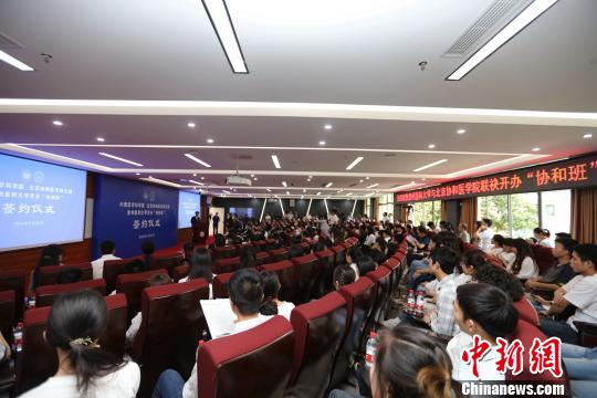 图为签约现场?！〕略?摄