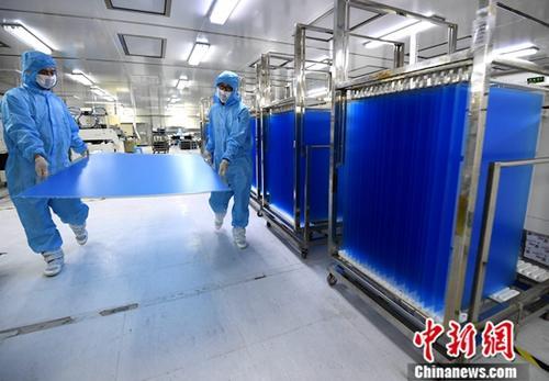 资料图：福建省连城县中触电子有限公司工人在车间搬运刚生产出来的大尺寸触摸屏产品。<a target='_blank' href='http://www.chinanews.com/'>中新社</a>记者 张斌 摄
