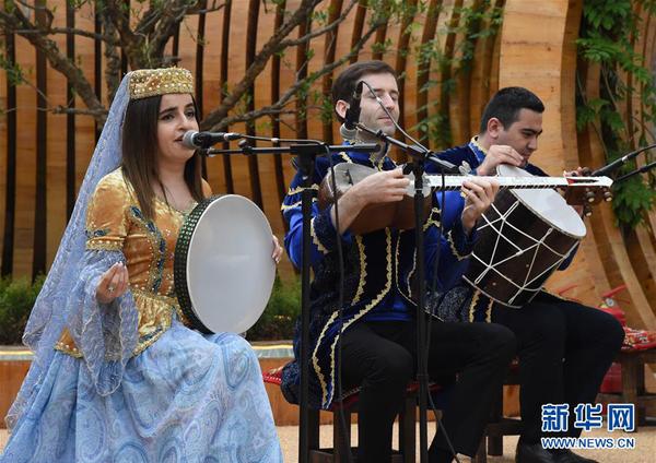 2      5月26日，演员在“阿塞拜疆国家日”活动中表演。 当日，2019年中国北京世界园艺博览会“阿塞拜疆国家日”活动在北京世园会园区举行。 新华社发（任超摄）